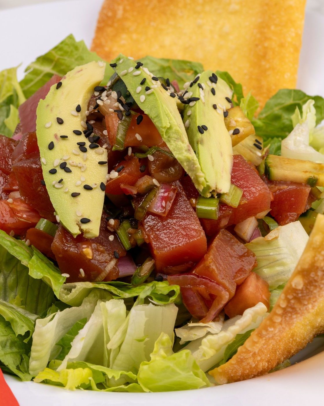 Poke de atún con aguacate sobre lechuga crujiente