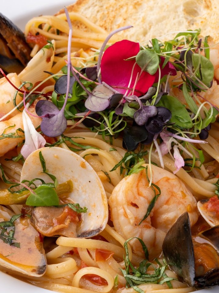 Linguine de mariscos con mejillones, almejas y camarones, el plato final