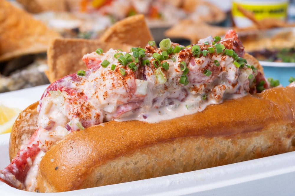 Un sándwich de langosta repleto, con cebollino y pimentón