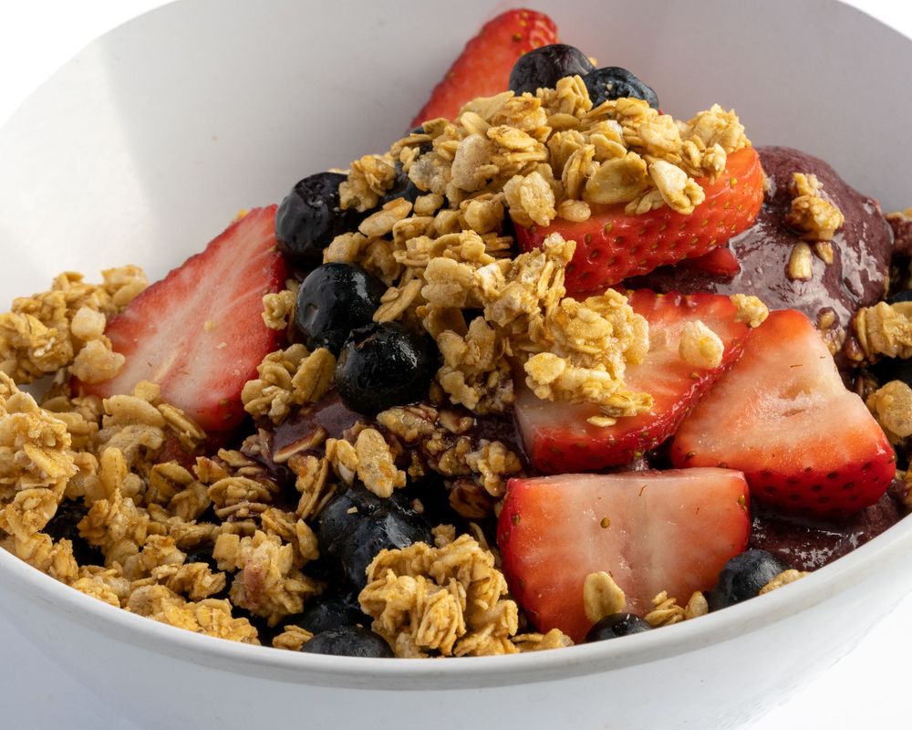 Bowl de açaí con granola, fresas y arándanos