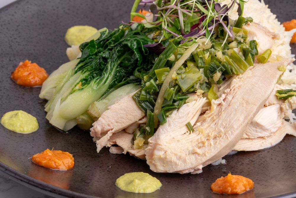 Pechuga de pollo en rebanadas con bok choy y salsas