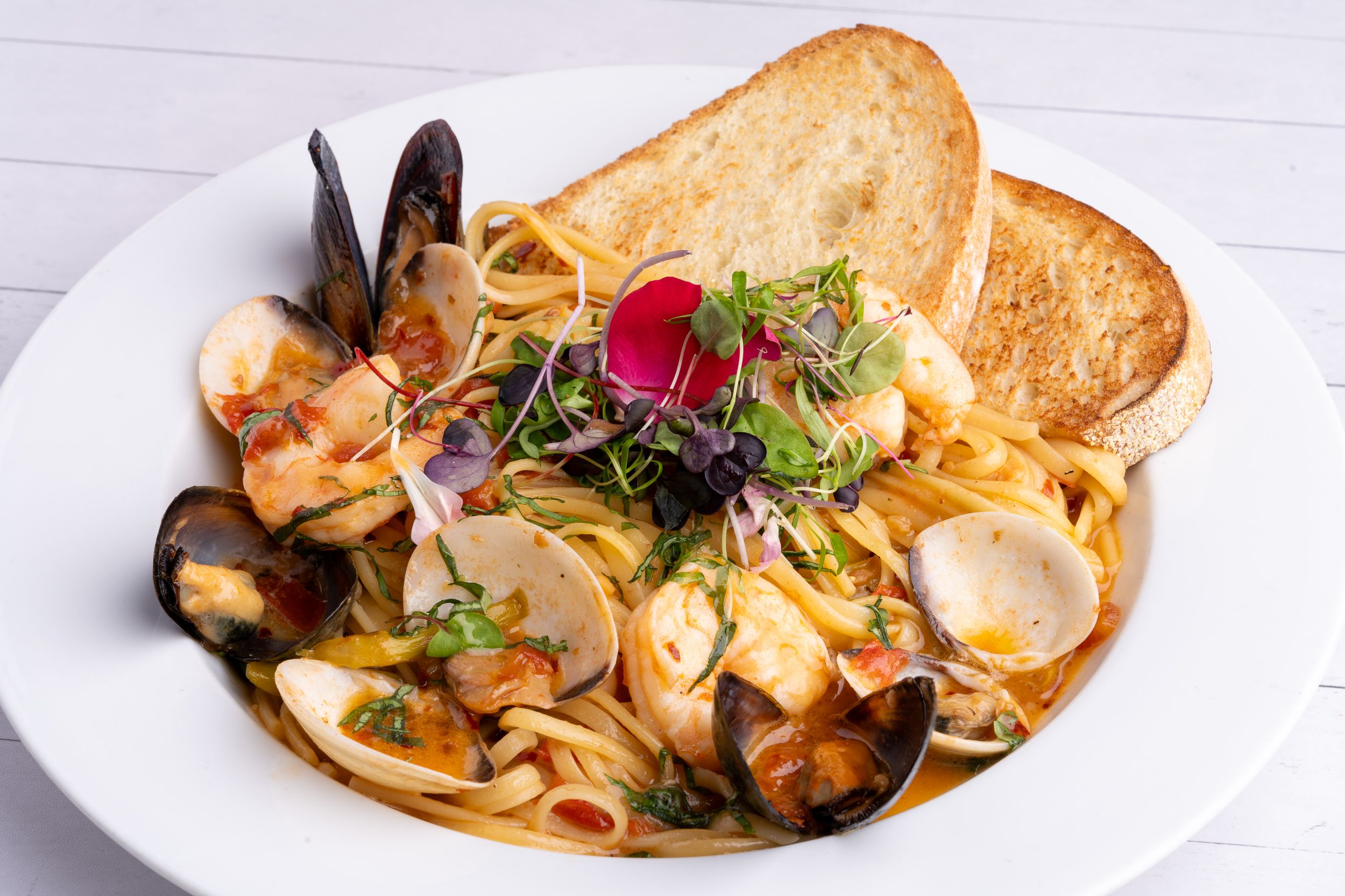 Pasta de mariscos con mejillones y almejas