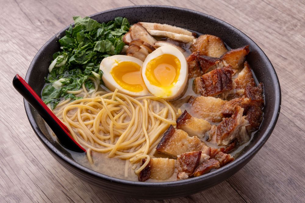 Ramen con huevos tiernos y vegetales