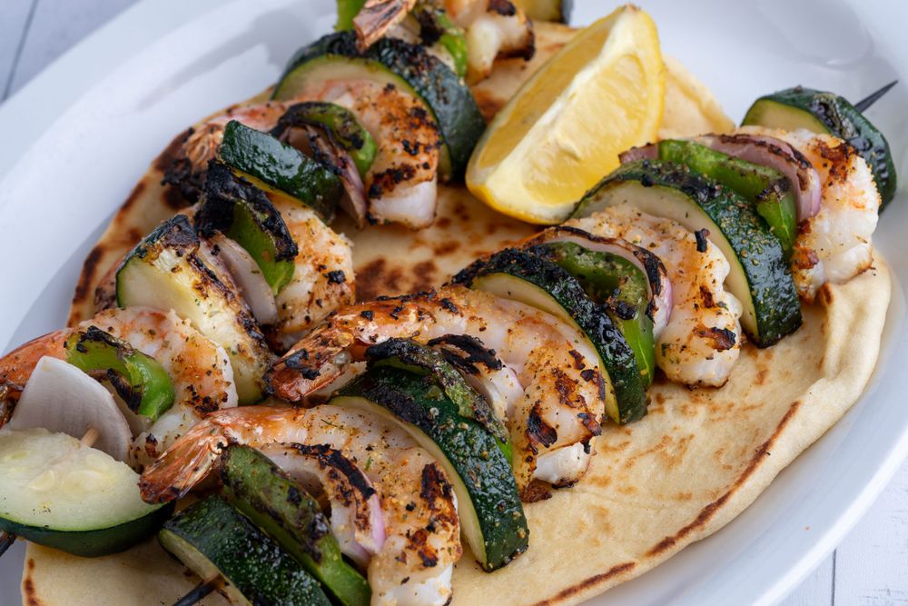 Pinchos de camarón y calabacín con limón