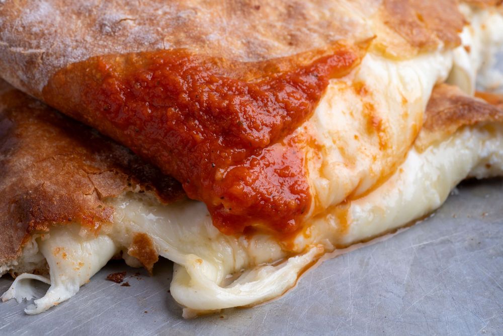 Un calzone cubierto con salsa marinara