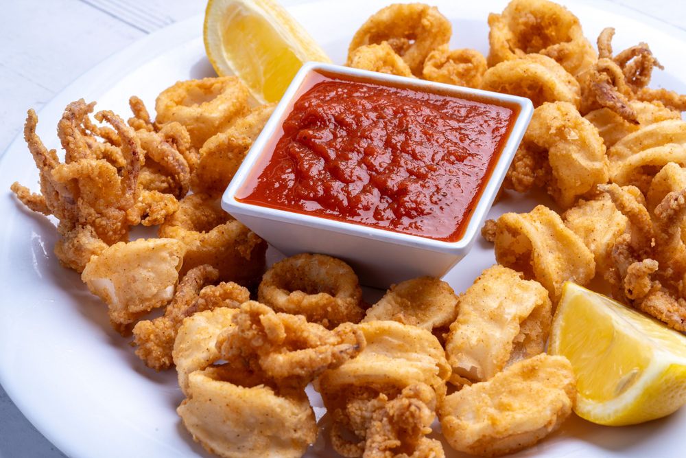 Calamares fritos con marinara y limón