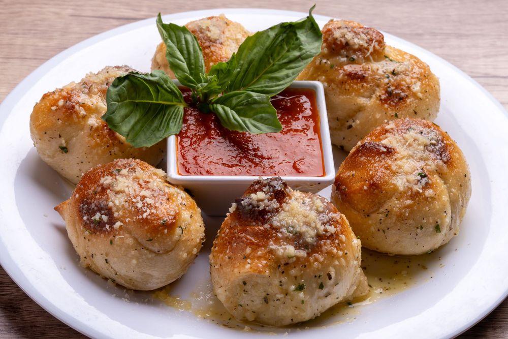 Nudos de ajo con marinara y albahaca