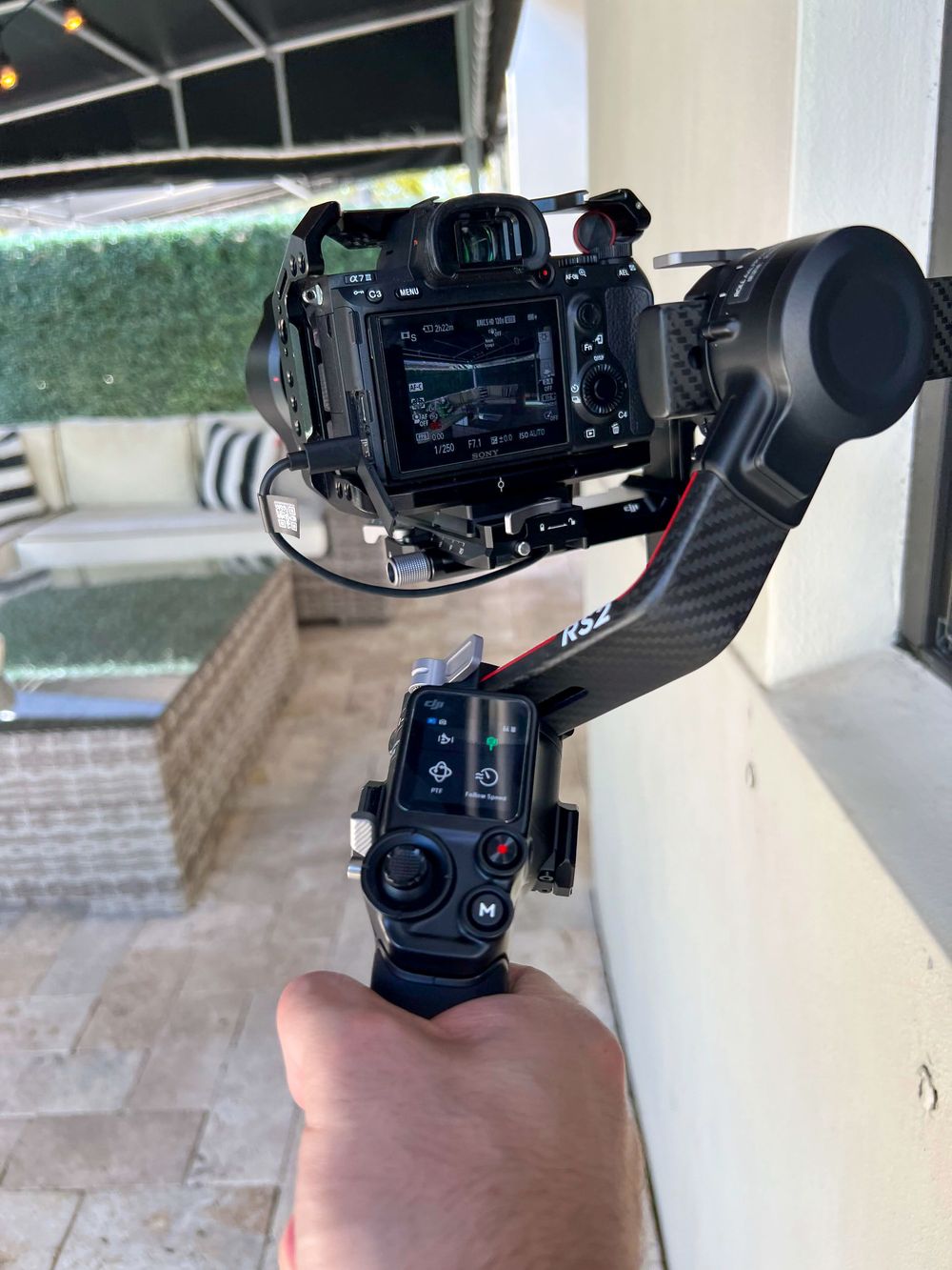 Una cámara mirrorless en un gimbal de mano, lista para grabar