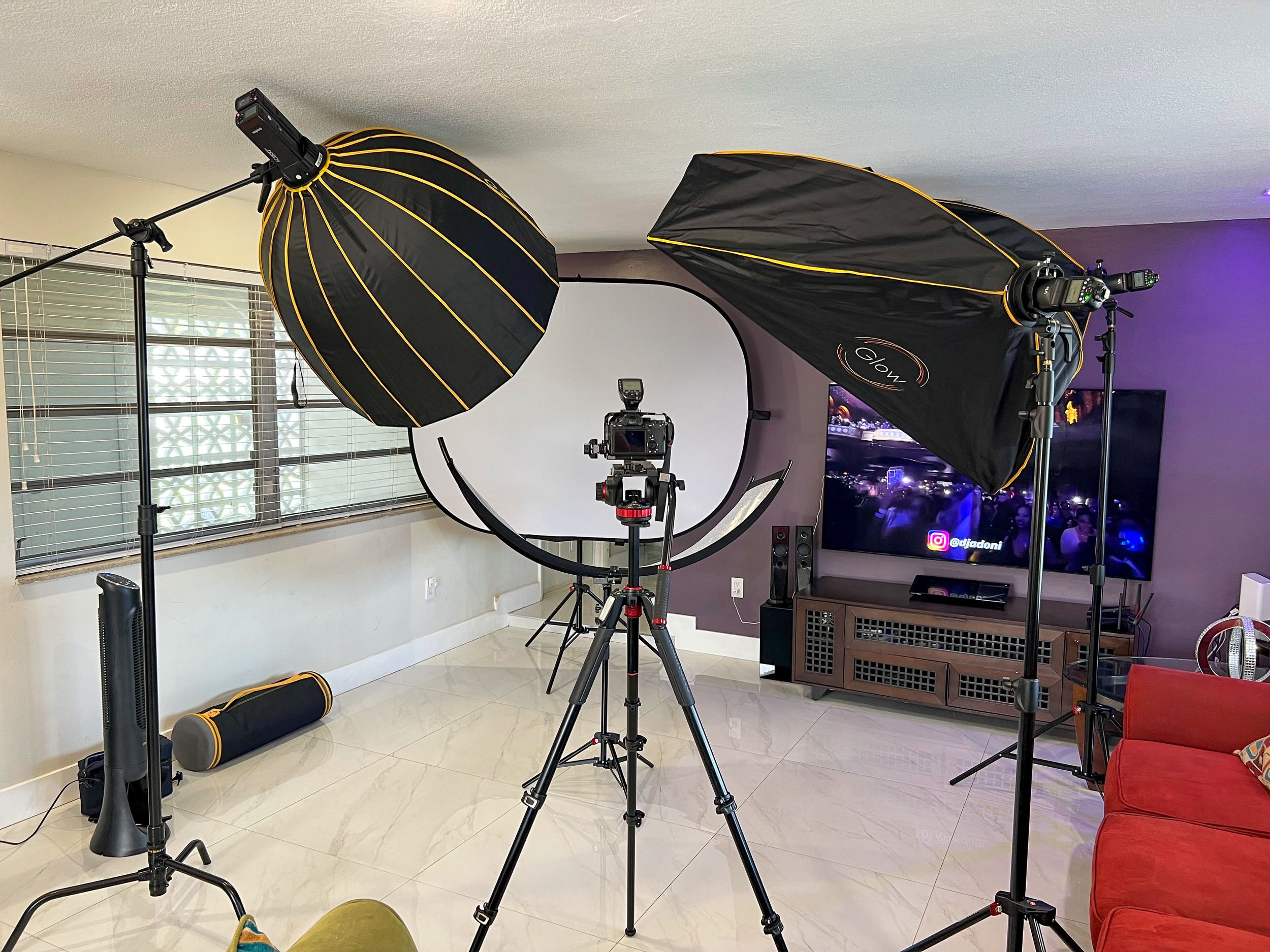 Dos softboxes grandes y una cámara montadas en una sala para una entrevista en casa