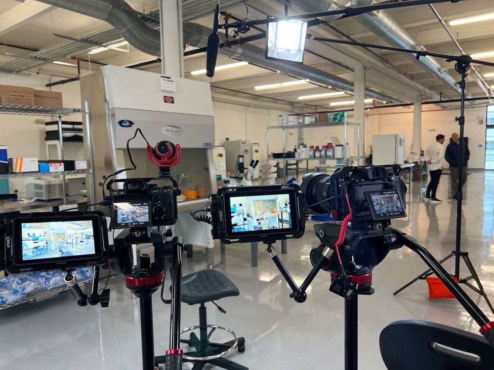 Tres equipos de cámara con monitores alineados en el piso de un laboratorio