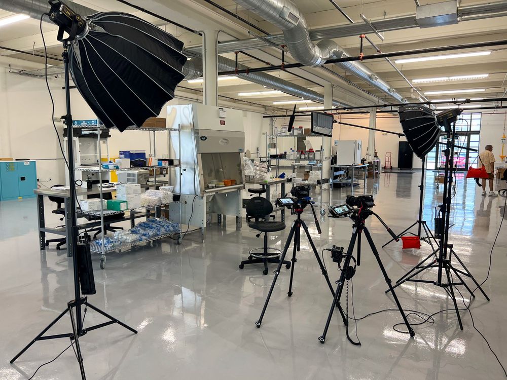 Softboxes y cámaras colocadas en un laboratorio en funcionamiento para un video de marca