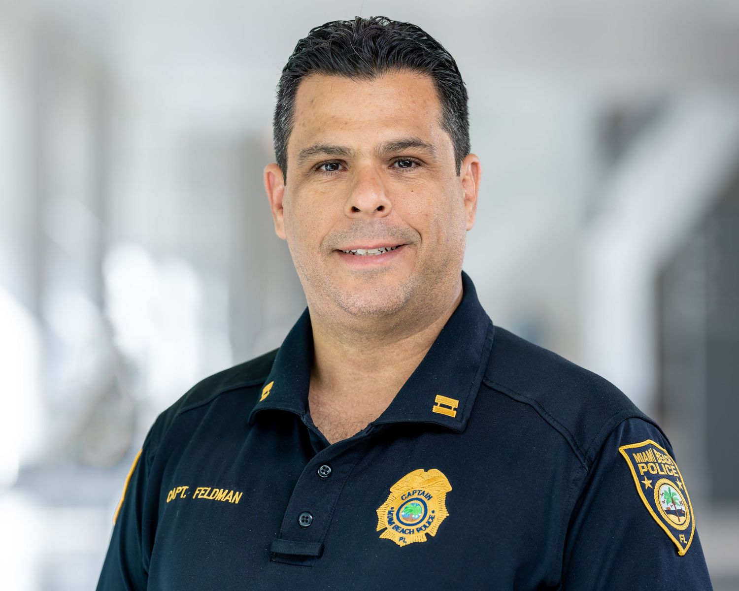 Retrato de un capitán de policía, fotografiado en su departamento